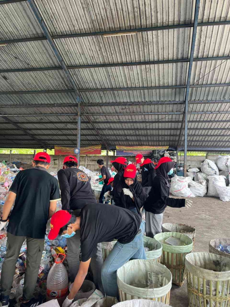 Perikanan UMM Dukung SDGs, Mahasiswa Perikanan UMM Sulap Sampah Plastik Jadi Ecobrick di Kota Batu